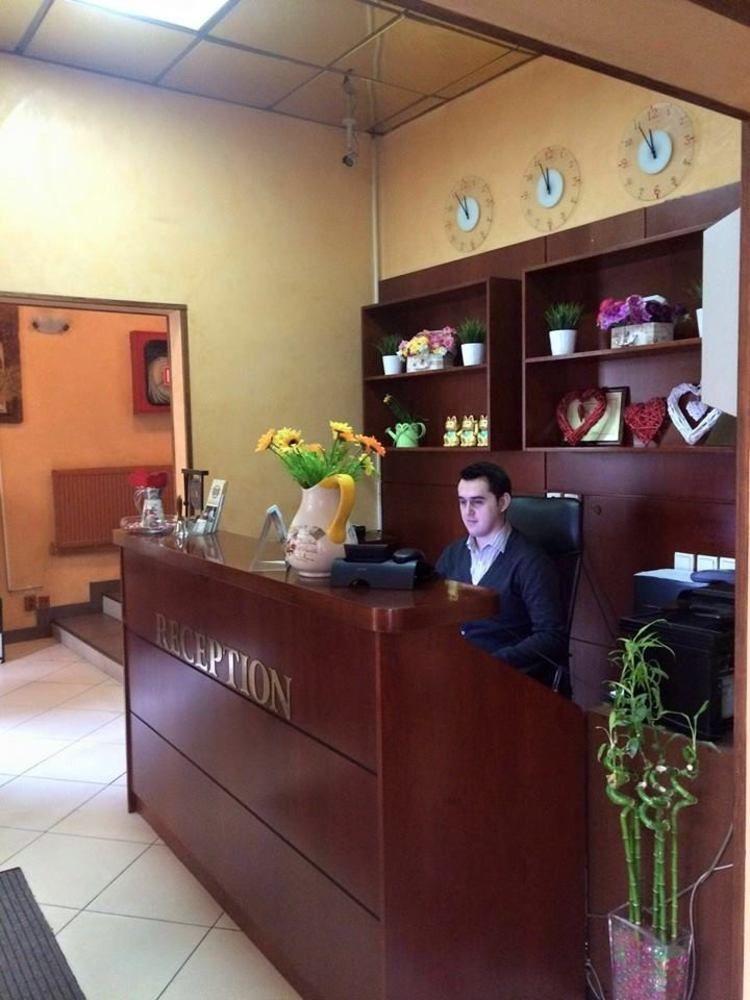 Hotel Reina Bukarest Kültér fotó
