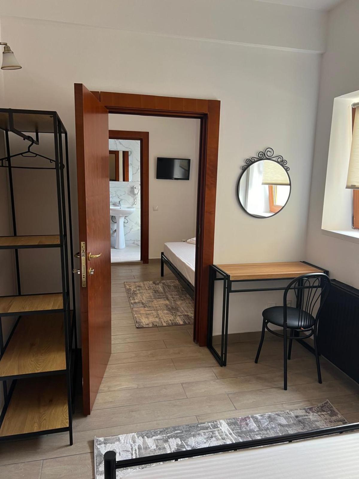 Hotel Reina Bukarest Kültér fotó