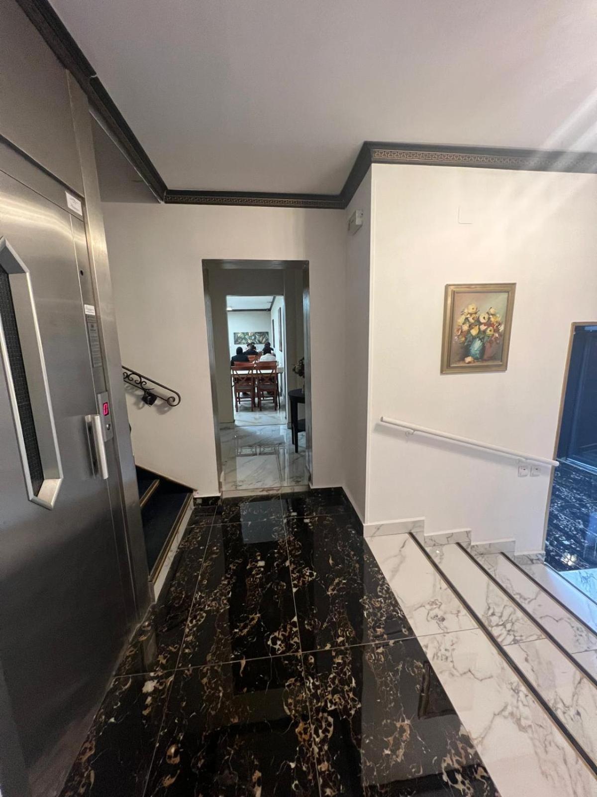 Hotel Reina Bukarest Kültér fotó