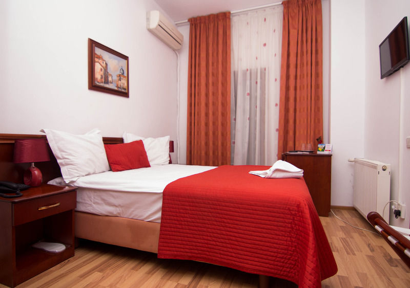 Hotel Reina Bukarest Kültér fotó