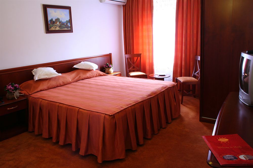 Hotel Reina Bukarest Kültér fotó