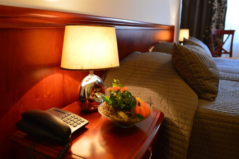 Hotel Reina Bukarest Kültér fotó